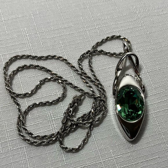 Sterling Silver chain with unique silver-tone pendant & large green crystal - Picture 2 of 9